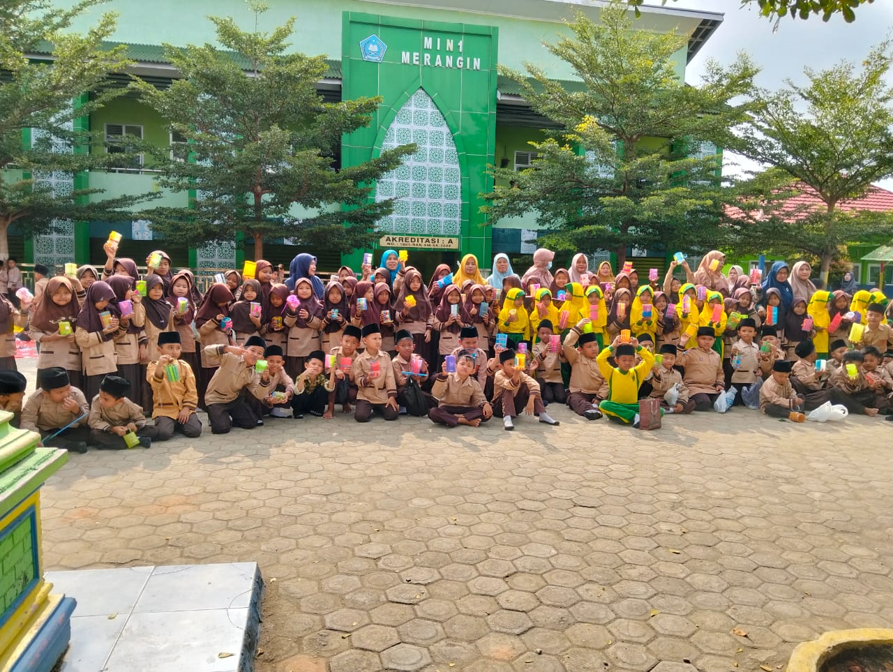 ASYIKNYA P5 RA MIN 1 MERANGIN DI HALAMAN MADRASAH