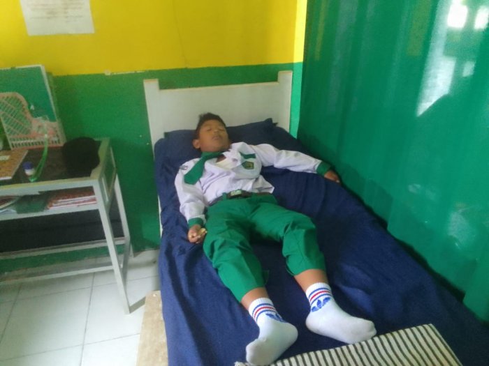 Pertolongan Pertama UKS Ibnu Sina MIN 1 Merangin, bagi Siswa Sakit Ringan