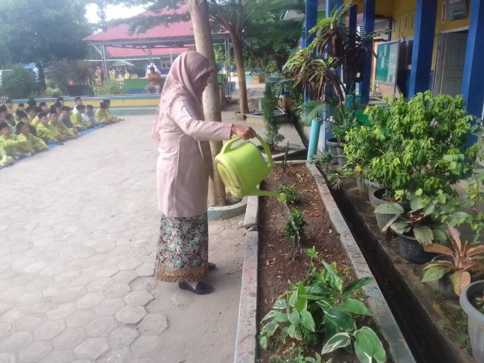 HJ. Usnita Sosok Bendahara Peduli Lingkungan
