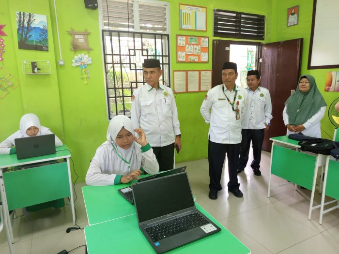 Kepala Kemenag Monitoring Hari Pertama ANBK di MIN 1 Merangin Kepala Kemenag Monitoring Hari Pertama ANBK di MIN 1 Merangin