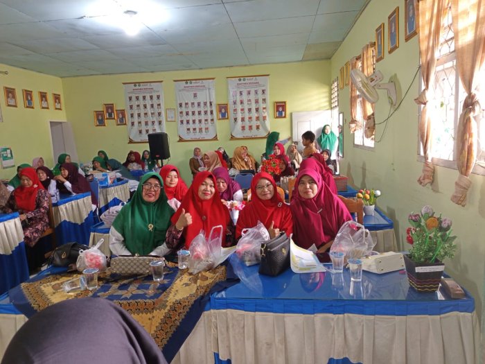 Istri KorBid Humas MIN 1 Merangin Aktif Mengikuti Kegiatan Arisan DW Kemenag