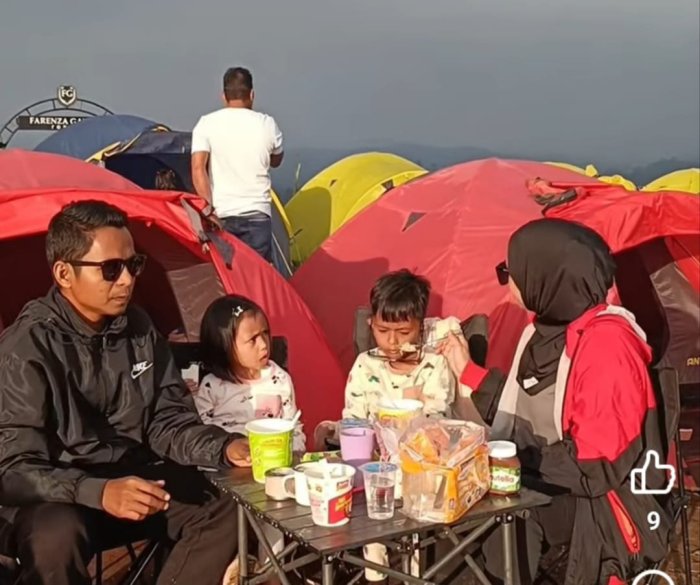Badrul Alaina Guru MIN 1 Merangin, Menikmati Serunya Camping di Parenza Garden Jangkat