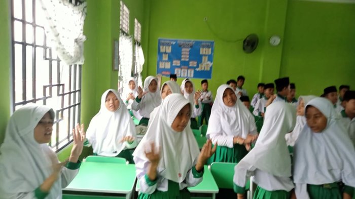 Ujang Mukhlis, S.Pd.I Guru MIN 1 Merangin, Gunakan Ice Breaking Siswa Belajar Menyenangkan