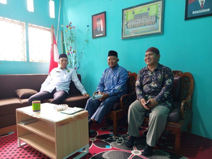 Korbid Humas MIN 1 Merangin, Bapak Irman, S.Pd.I Menerima Tamu Dari Ponpes Ar Risalah Sumbar