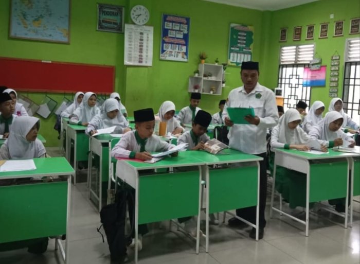 Kamad Minsamer Pantau Ujian Semester Genap Kelas VI