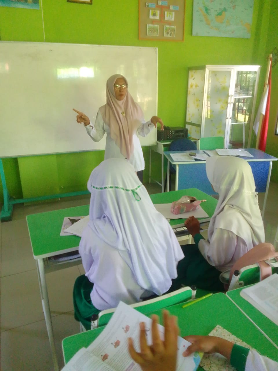 MIRZAH, S.Pd.I GURU MINSAMER, MENGAJAR DENGAN PROFESIONAL