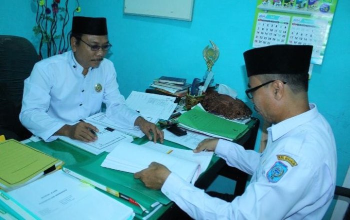 Supervisi Adm Guru Minsamer, Guru di minta Membawa Perangkat Ke Ruang Kamad.