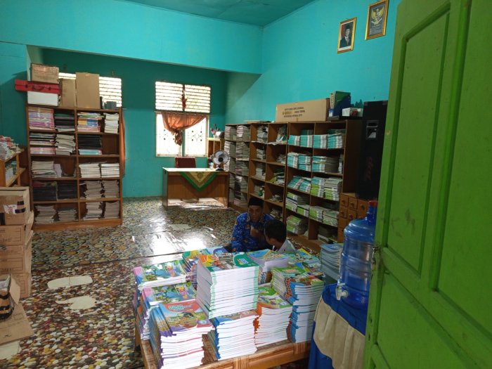 Perpustakaan Ashabul Kahfi Minsamer, Kekurangan Rak Buku
