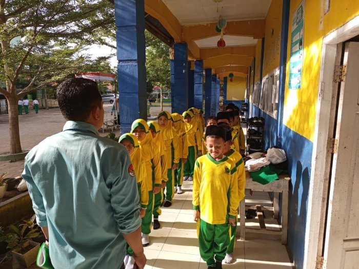 Guru Detektif MIN 1 Merangin, Suhendri, S.Pd.I, Lakukan Sidak Kuku dan Rambut