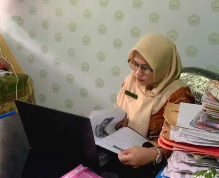 Guru MIN 1 Merangin Sibuk Menyiapkan Soal Ujian Semester