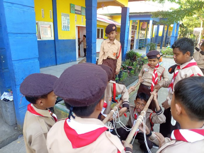 Latihan Pramuka di MIN 1 Merangin: Siswa Belajar Membuat Tandu Darurat