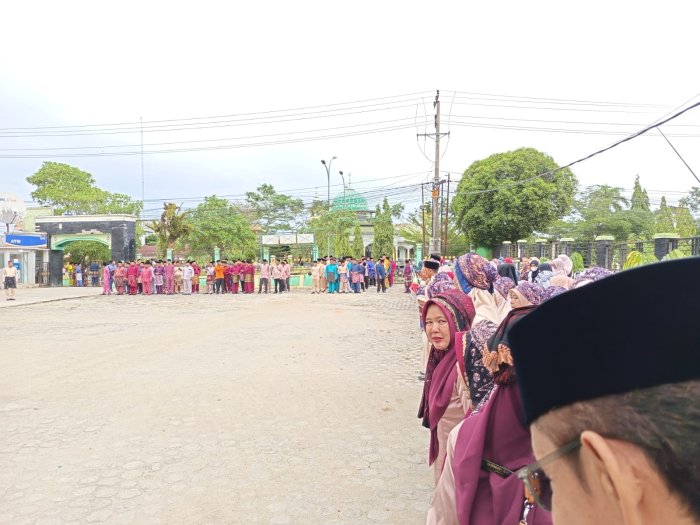 HGN, Sebagian Guru Minsamer Upacara di Kantor Kemenag Berpakaian Melayu Jambi