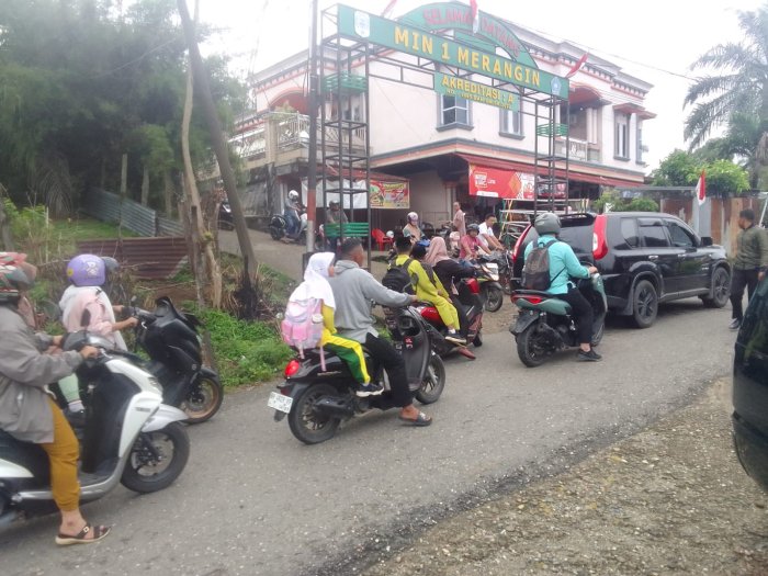 Padat Merayap, Simpang  MIN 1 Merangin Setiap Pagi Senin Sampai Jum'at.