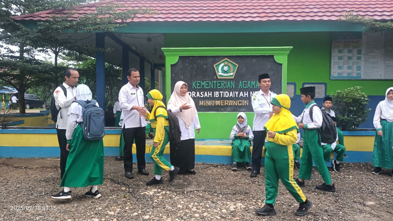 BUDAYAKAN SENYUM SAPA, MENYAMBUT KEDATANGAN SISWA DI GERBANG.