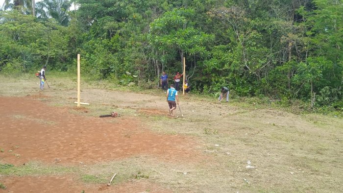 TIM 9 Ashabul Kahfi MIN 1 Merangin Mengadakan Gotong Royong Bersih-Bersih Lapangan.