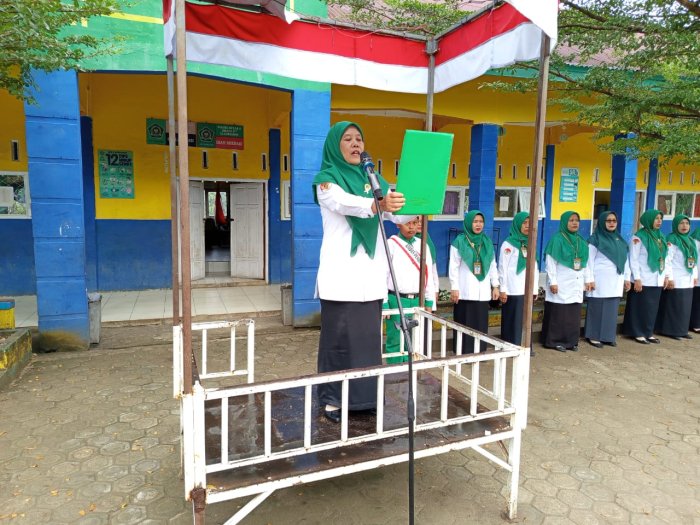 Ibu Sarifah, S. Pd. I Berikan Amanat Inspiratif Saat Upacara Senin Pagi di MIN 1 Merangin