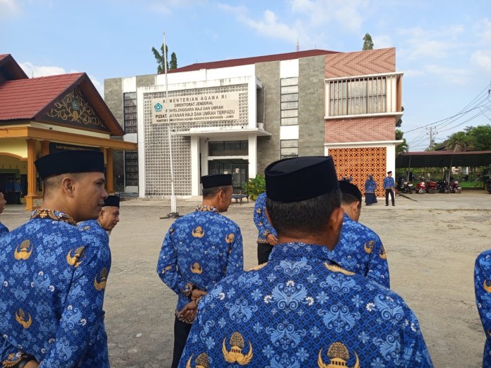Kamad dan Guru MIN 1 Merangin Ikuti Upacara Hari Lahir Pancasila di Kantor Kemenag Kamad dan Guru MIN 1 Merangin Ikuti Upacara Hari Lahir Pancasila di Kantor Kemenag