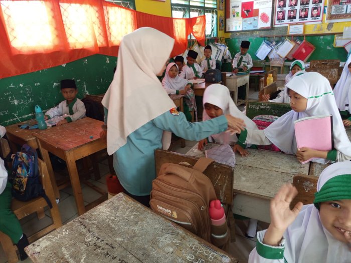 Yulinarti, S.Pd.I: Guru Al-Quran Hadits yang Menjadikan Salam sebagai Budaya di MIN 1 Merangin