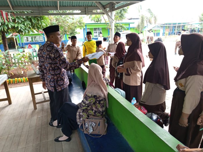 Korbid Kurikulum, Berikan Tugas Menulis Surah Pendek Bagi Siswa Terlambat