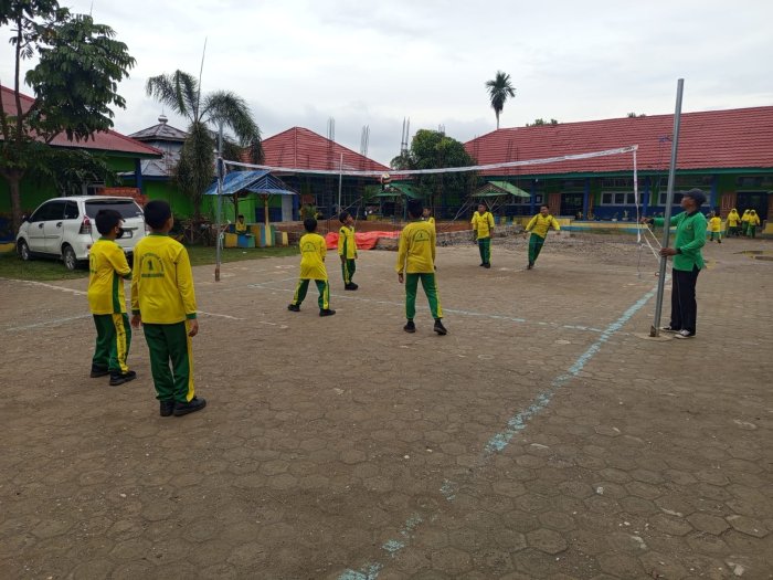 Suhaili, S.Pd Guru PJOK Latih Siswa Main Voli