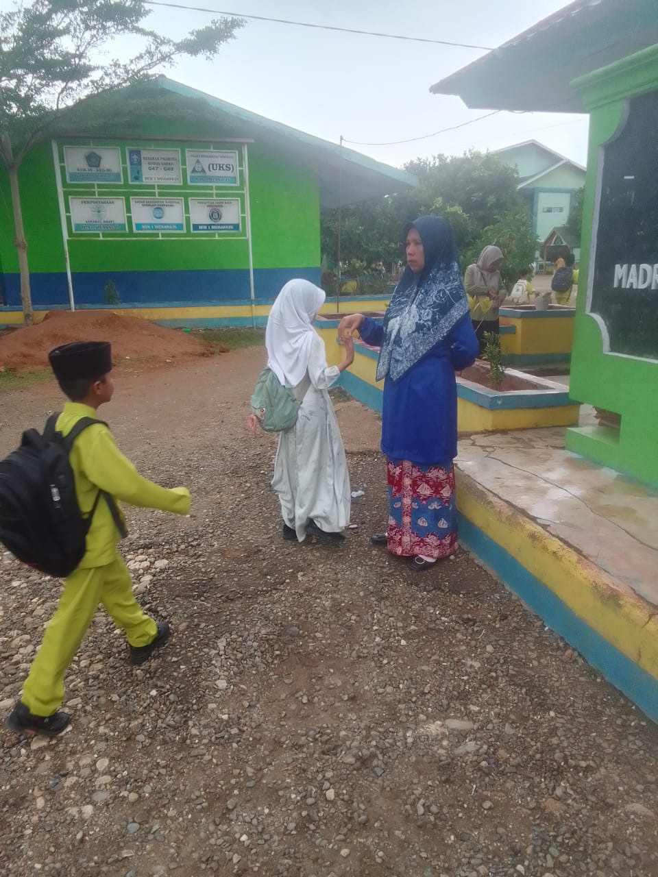 Pembiasaan Menyambut Siswa di Gerbang