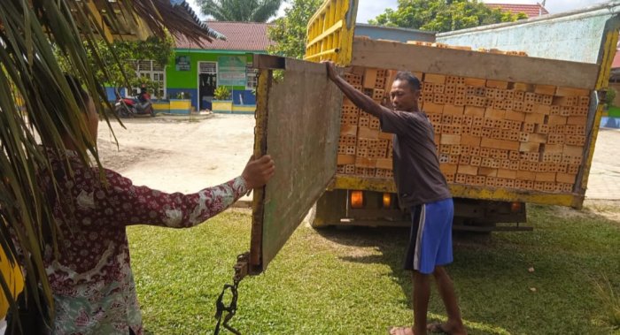 Material Bata Dari Ayah Piski, Untuk Musholla Minsamer Kembali Datang