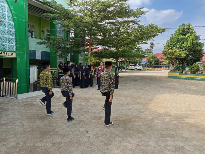 Latihan UPB Oleh Bapak Ridwan & Ibu Mirzah, Siswa MIN 1 Merangin Siap Mengibarkan Sang Merah Putih!