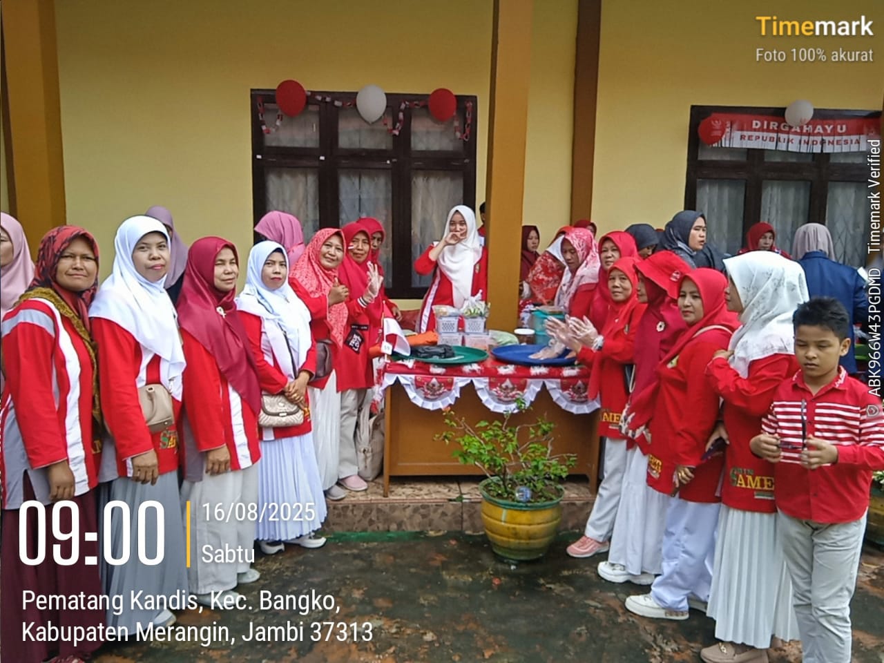 MINSAMER IKUTI LOMBA MENGHIAS TUMPENG