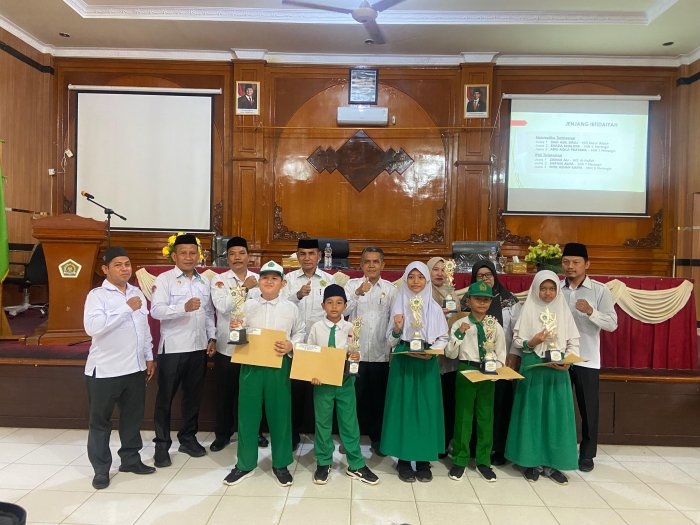 Pembagian Hadiah Olimpiade Madrasah Indonesia (OMI) Tingkat Kabupaten 2025 di Kantor Kemenag Merangin.