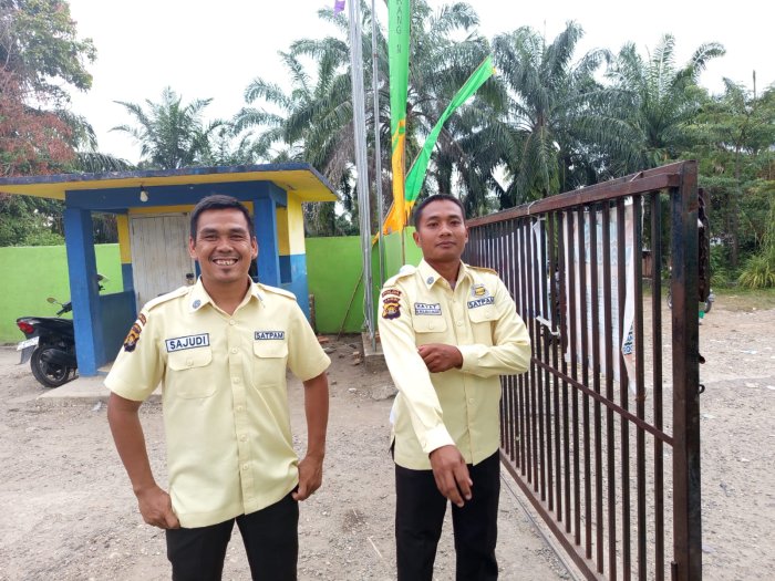 Dua Satpam MIN 1 Merangin, Jaga Keamanan & Ketertiban Teladani Para Pahlawan.