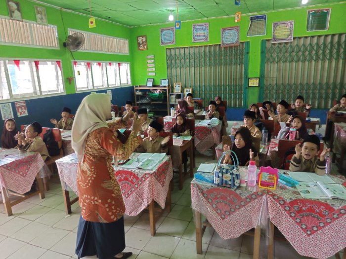 Murniati, S. Pd. I, Guru Berdedikasi di MIN 1 Merangin, Mengajarkan Matematika dengan Metode Bernyanyi yang Unik!