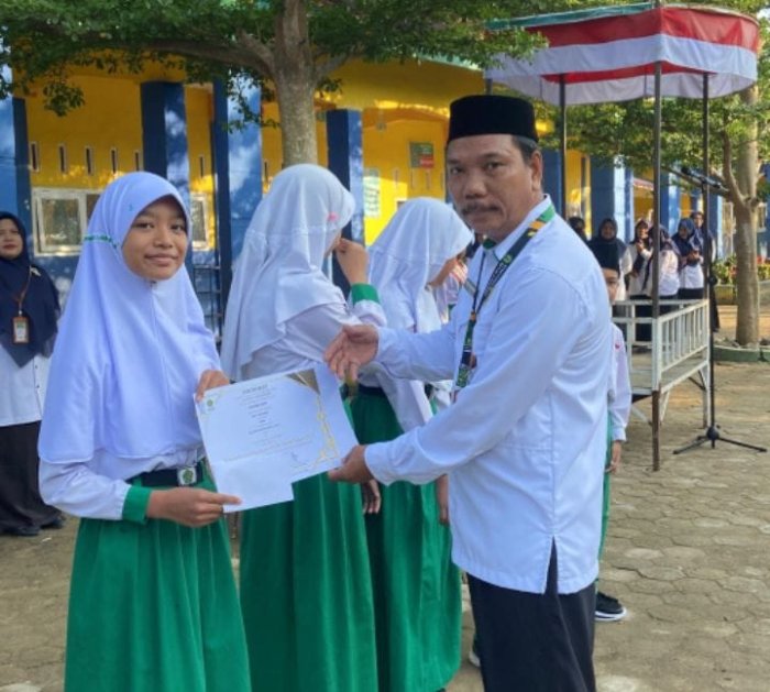 Kamad MIN 1 Merangin Berikan Reward Siswa