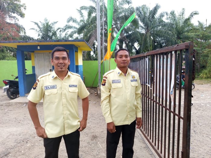 Dua Satpam Yang Siap Siaga Menjaga MIN 1 Merangin