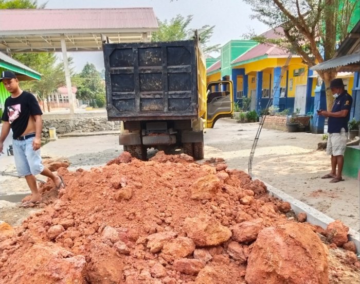Tanah Urugan tiba, Pembangunan Lokal Darurat MIN 1 Merangin Tahap 2 Resmi Dimulai Tanah Urugan tiba, Pembangunan Lokal Darurat MIN 1 Merangin Tahap 2 Resmi Dimulai
