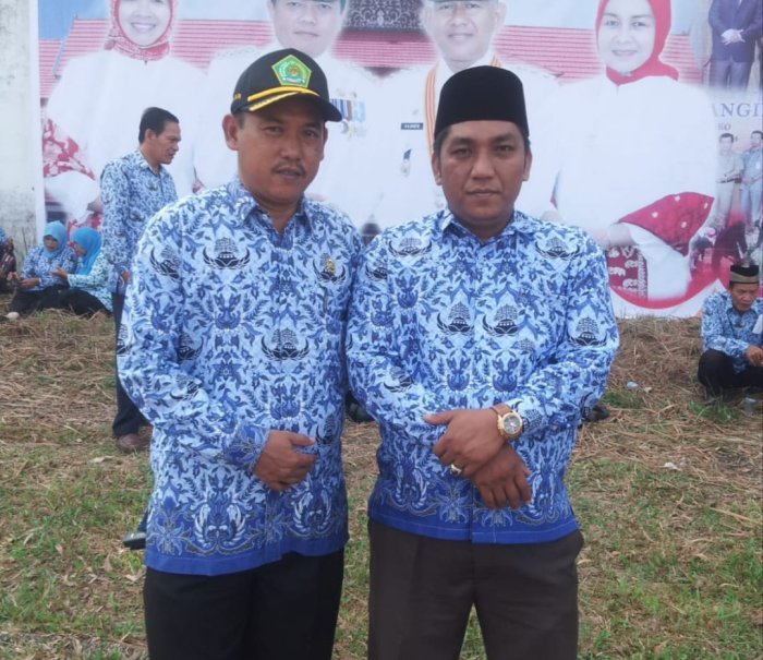 Dari Nahkoda ke Pengawas & Dari Guru ke Garda Depan PMBM, Batik Biru Satukan Dedikasi H. Efendi & Ade Murja. Dari Nahkoda ke Pengawas & Dari Guru ke Garda Depan PMBM, Batik Biru Satukan Dedikasi H. Efendi & Ade Murja.