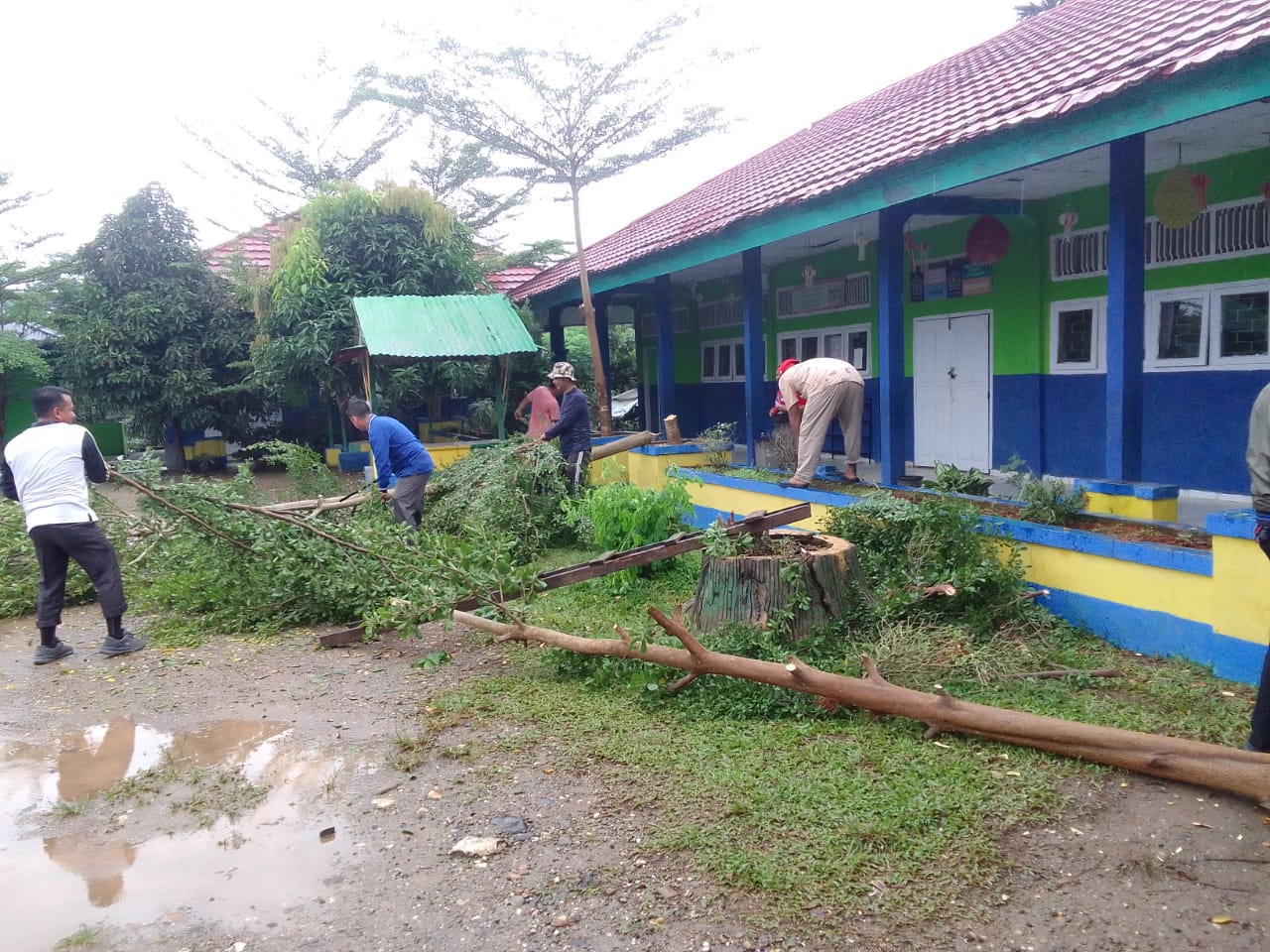 GURU DAN PEGAWAI MIN 1 MERANGIN, GOTONG ROYONG  MENYAMBUT RAMADHAN