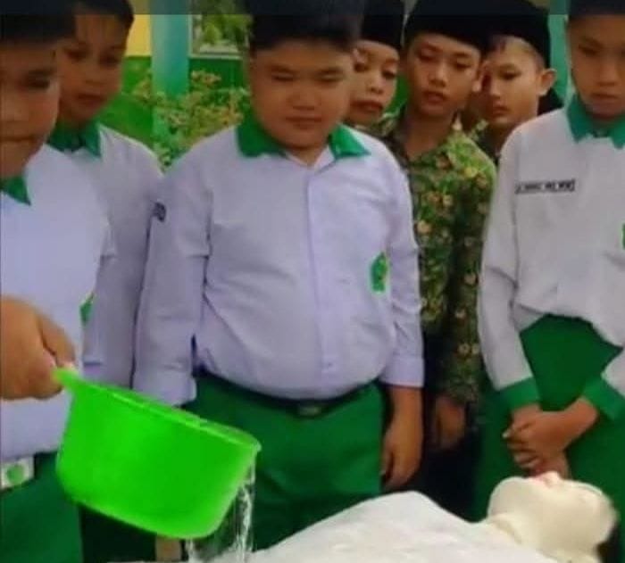 MIN 1 Merangin Bekali Siswa Praktek Memandikan Jenazah