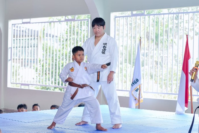 Maher Siswa Kelas 3A MIN 1 Merangin Berlatih Bersama Pelatih Shukaido Dari Jepang di Muara Bungo Maher Siswa Kelas 3A MIN 1 Merangin Berlatih Bersama Pelatih Shukaido Dari Jepang di Muara Bungo