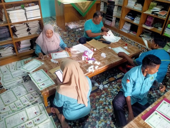 Wali Kelas Enam, Mulai Pasang Poto Ijazah.