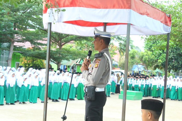 MIN 1 Merangin Sosialisasi Pentingnya Penggunaan Medsos Bijak dan Berkendaraan yang Baik bagi Siswa Madrasah
