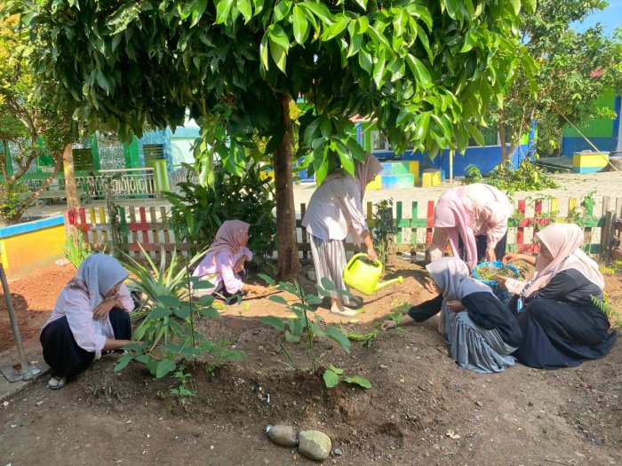 Mahasiswa PPL Universitas Merangin Ciptakan Apotik Hidup di Minsamer.