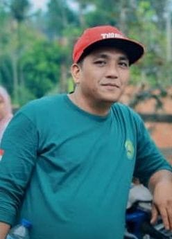 ADE MURJA, S.Pd.I SOSOK GURU YANG SELALU CERIA