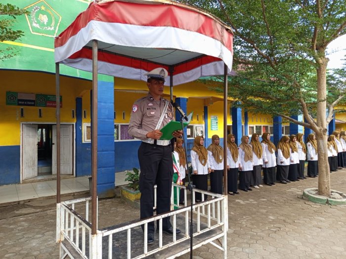 Pembina Upacara MIN 1 Merangin dari Polres,  Sampaikan Tiga Pesan Utama