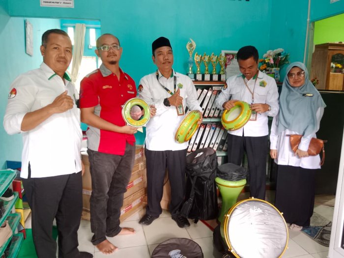 Apotik Taufik Farma Bantu Alat Hadroh MIN 1 Merangin