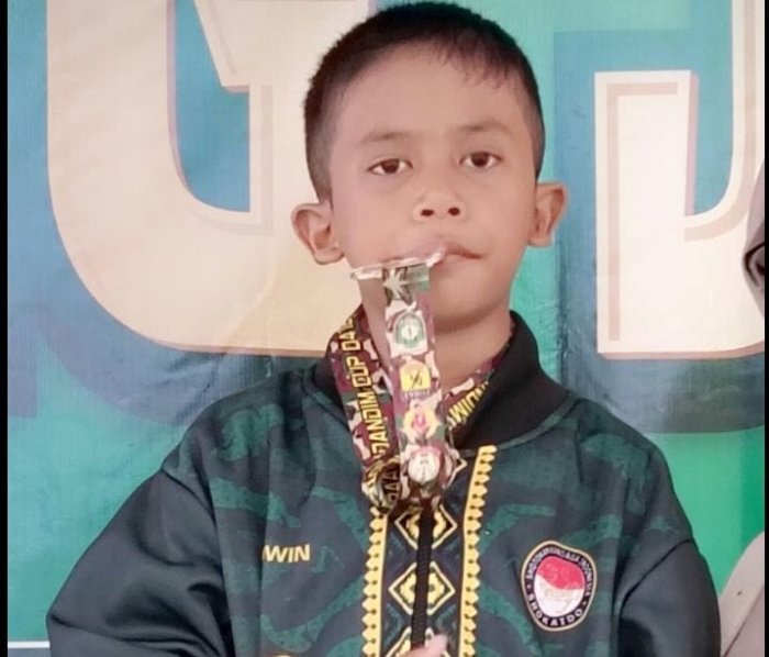 Edwin Siswa MIN 1 Merangin, Peraih Medali Perak Kejuaraan Karete Forki Bungo 2025