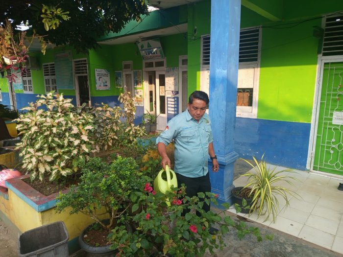 Guru MIN 1 Merangin Rawat Tanaman, Wujudkan Madrasah Hijau dan Sehat