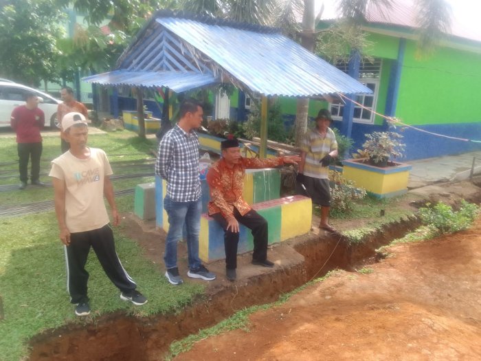 Kamad Minsamer Meninjau Progres Pembangunan Musholla Al Ikhlas.