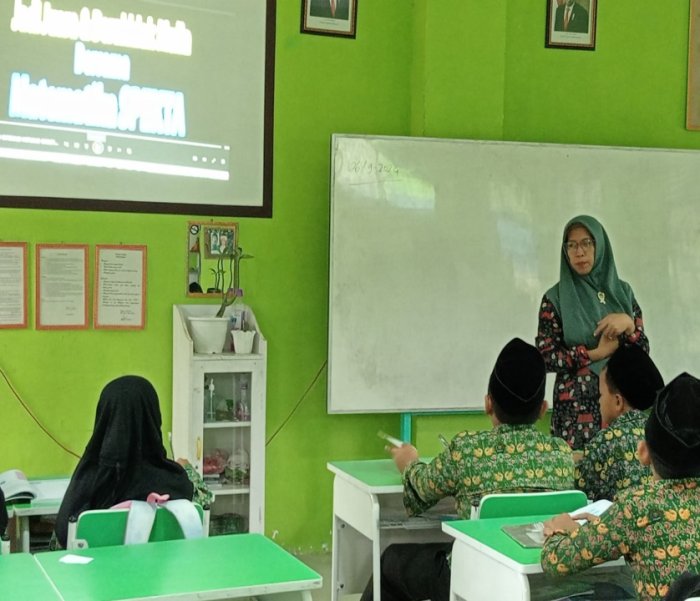 Mirzah, S.Pd.I Guru Minsamer, Mengajar Memanfaatkan Teknologi