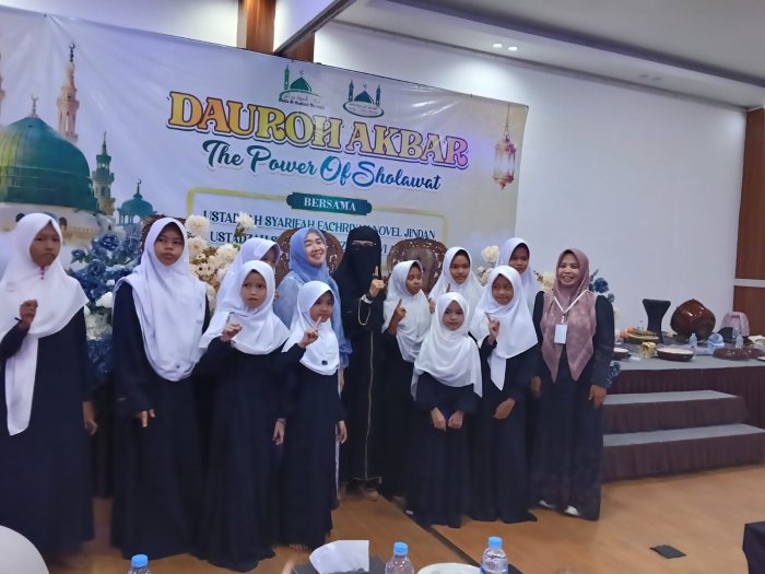 Ibu Hesti Haris Beri Semangat, Tim Hadroh MIN 1 Merangin Semakin Percaya Diri Tampil di Dauroh Akbar Ibu Hesti Haris Beri Semangat, Tim Hadroh MIN 1 Merangin Semakin Percaya Diri Tampil di Dauroh Akbar