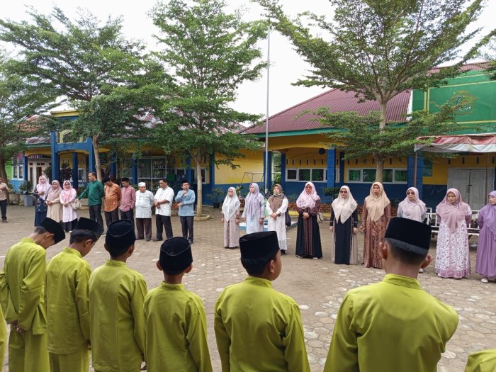 Kepala MIN 1 Merangin Lepas Jamaah Haji Asal Minsamer dengan Doa Bersama Kepala MIN 1 Merangin Lepas Jamaah Haji Asal Minsamer dengan Doa Bersama